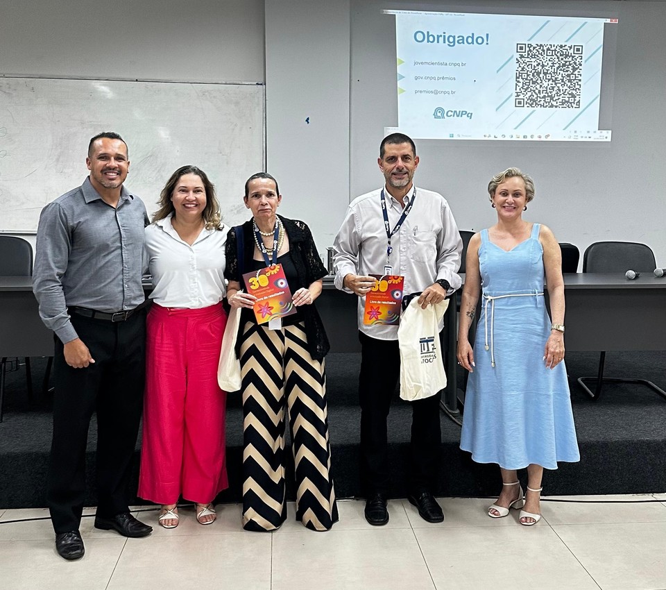 cinco pessoas reunidas para a foto